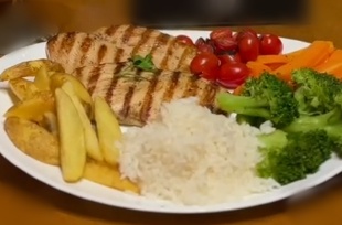 Salmão e frango grelhados