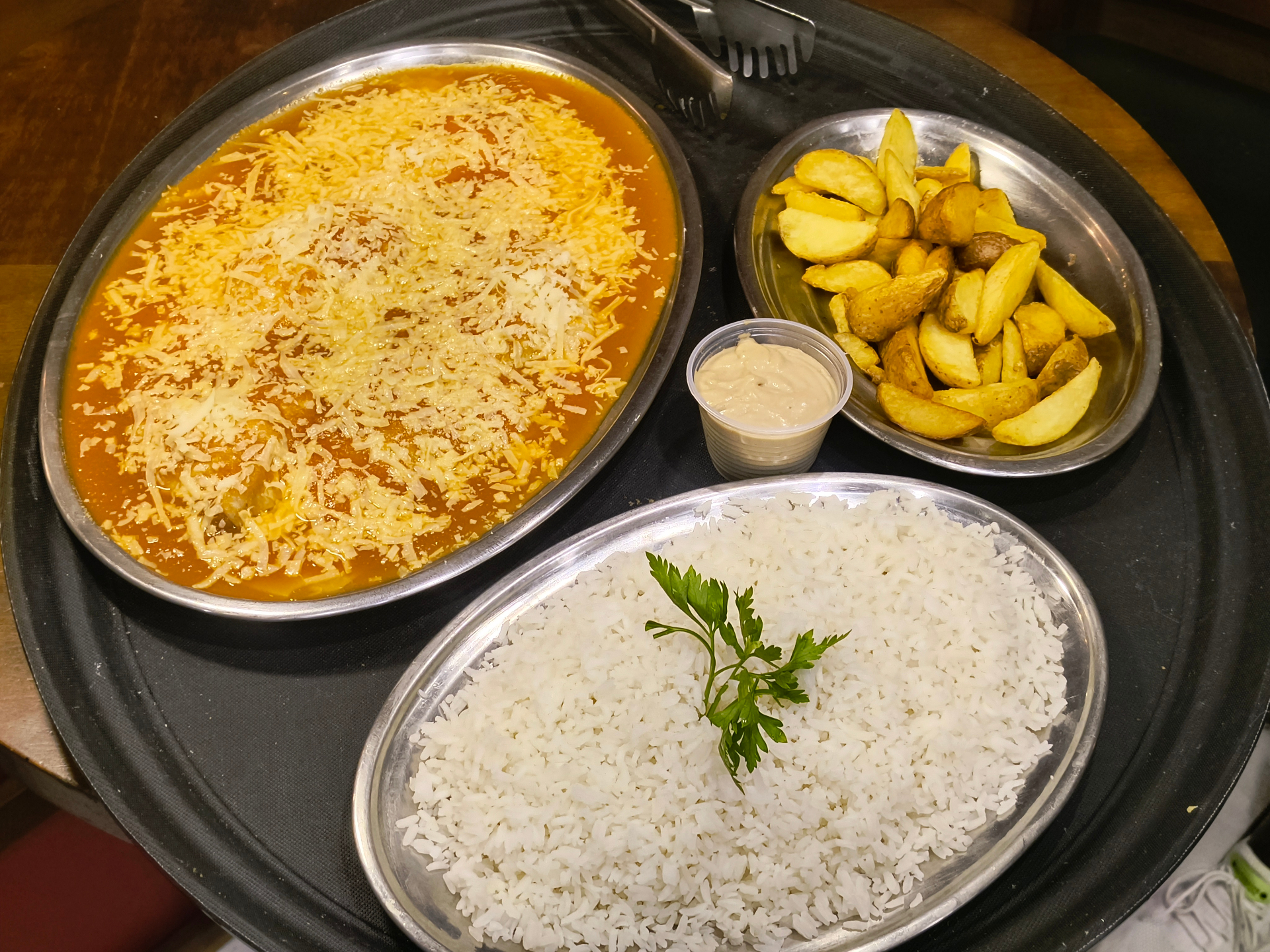 Parmegiana com arroz e batata