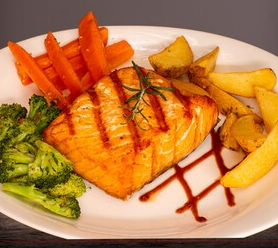 Salmão grelhado com legumes