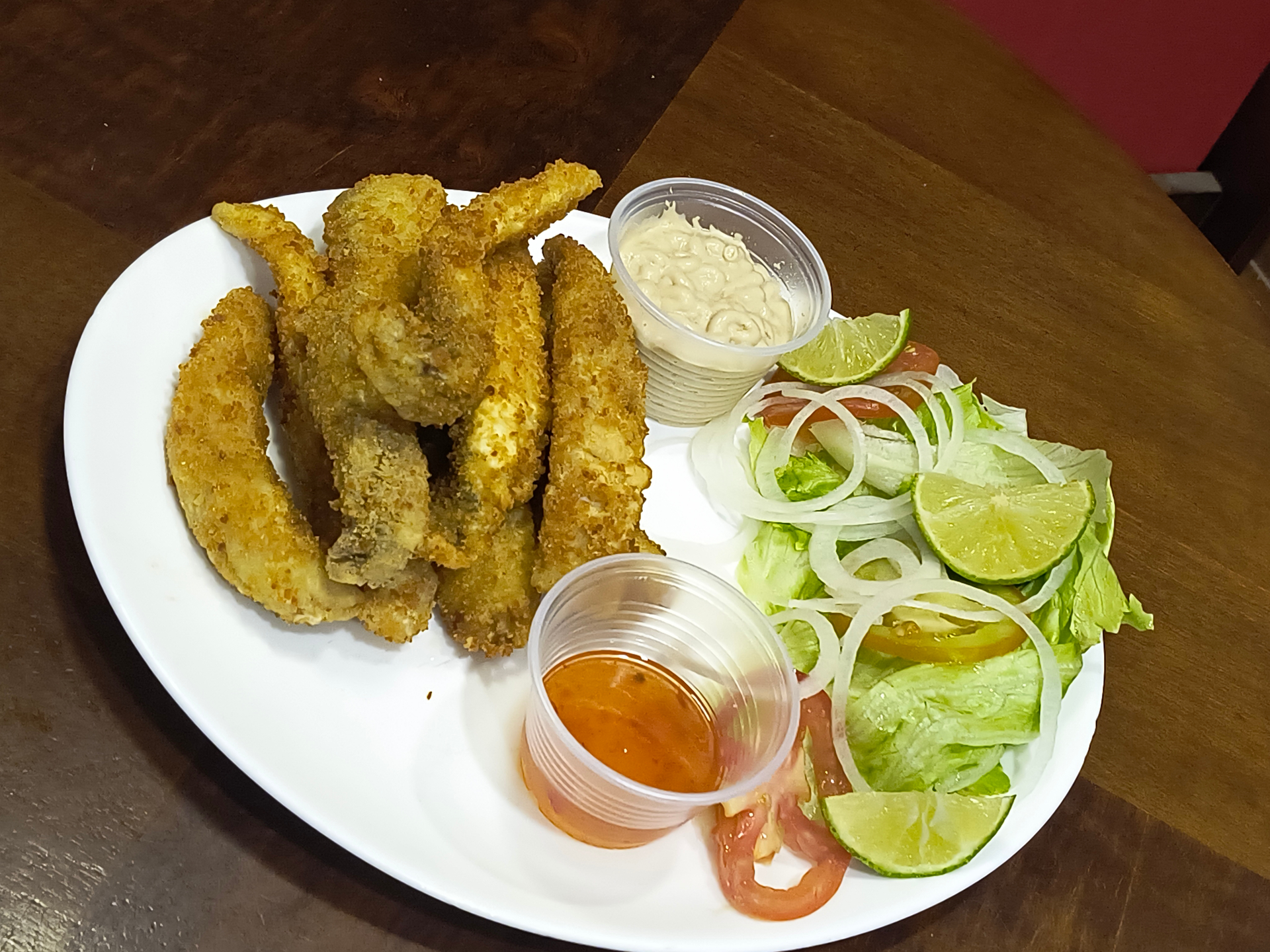 Tilápia frita com salada